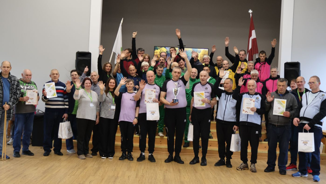 Kopbilde ar visiem turnīra dalībniekiem un organizatoriem