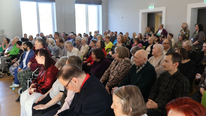 Gaiša zāle pilna ar skatītājiem