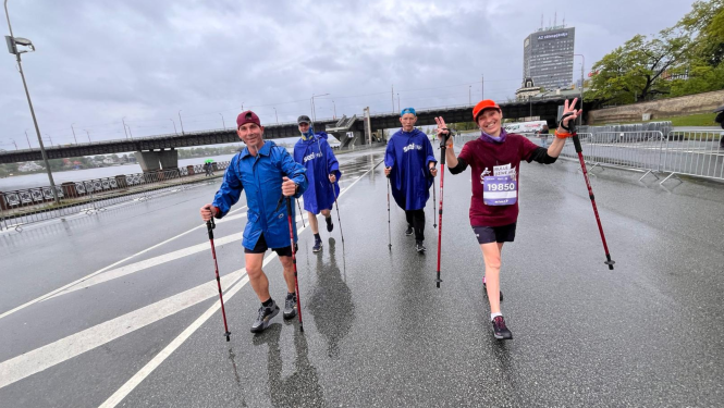 Rimi Rīgas maratona dalībnieki nūjo