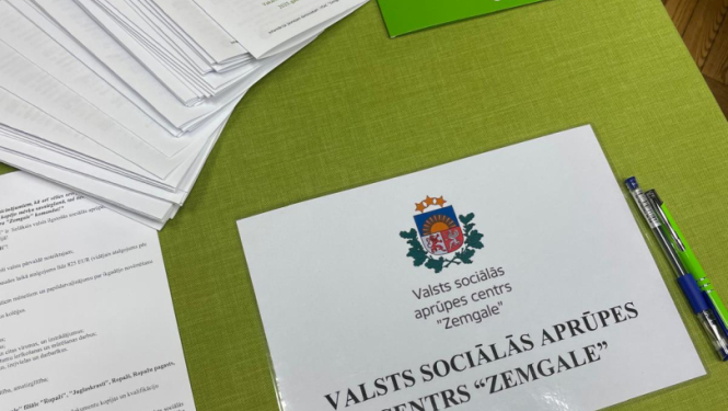 Galds ar informatīvajiem bukletiem par iestādi