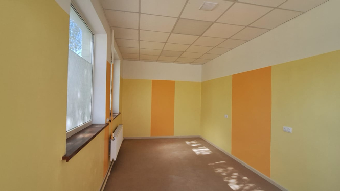 Telpa pēc remonta. Gaiša, sienas nokrāsotas dzeltenos un oranžos toņos.