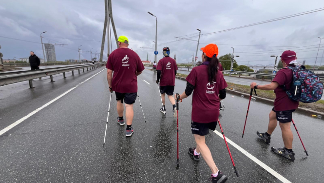 Rimi Rīgas maratona dalībnieki - iedzīvotāji nūjo pāri Vanšu tiltam