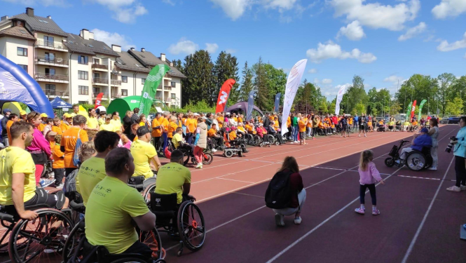 Parasporta dienas dalībnieki stadionā
