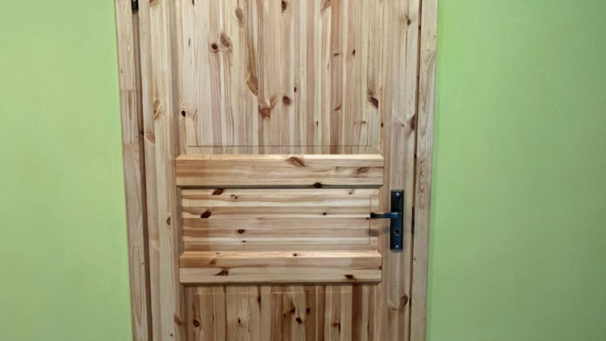 Uzstādītas jaunās koka durvis ar apdari, skaists gala rezultāts