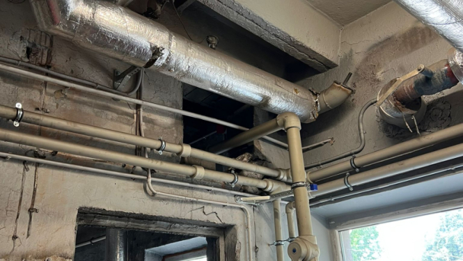 Attēls, kur vecās komunikācijas vietā ir jaunas caurules un aizbetonēti caurumi