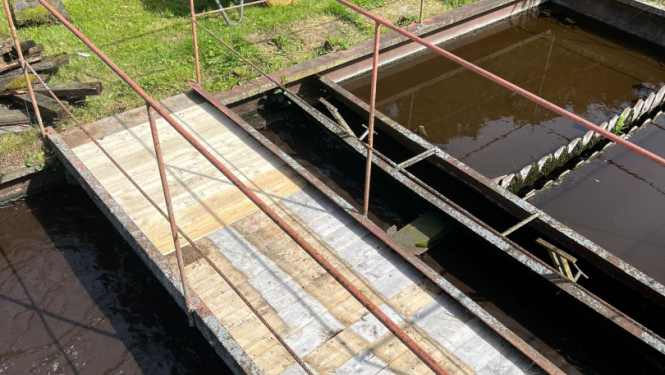 Koka laipa pēc atjaunošanas. Skaisti, jauni dēļi