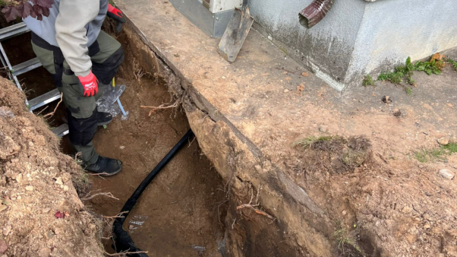 Noris elektrokabeļa remontdarbi. Zemē izrakta bedre, no kuras redzams kabelis