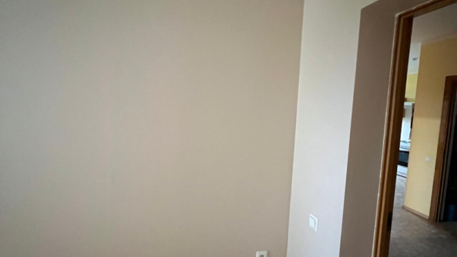 Telpa pēc remonta. Skaistas, gludas sienas bēšā krāsā