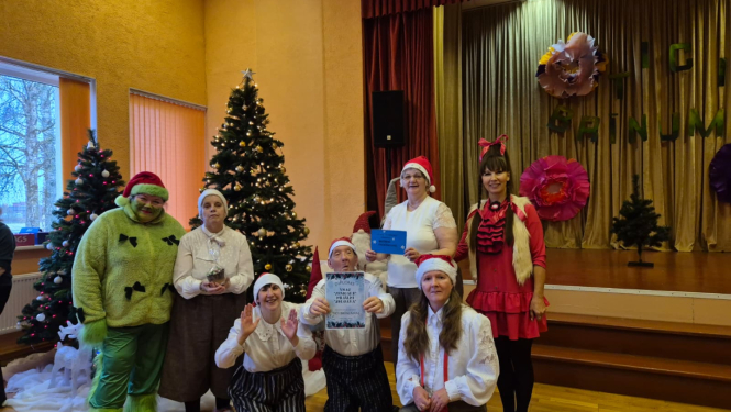 Dalībnieki saņem pateicību par dalību pasākumā. Kopbilde