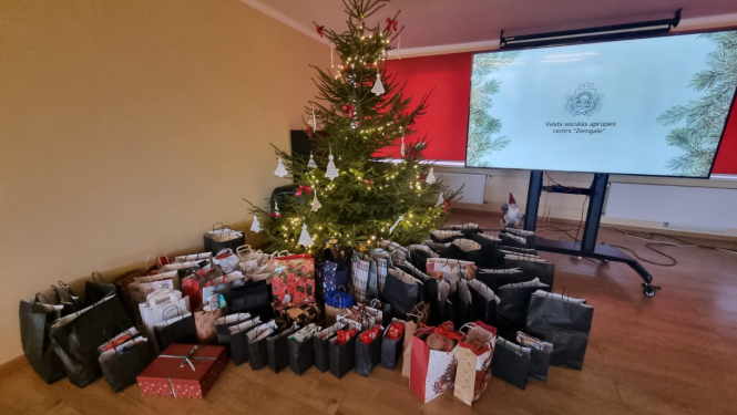 Zālē zem zZiemassvētku eglītes ir ļoti daudz dāvanu
