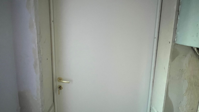 Uzstādītas jaunās durvis. Baltas