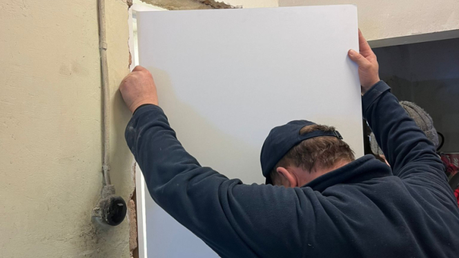 Process kā tiek uzstādītas jaunas durvis