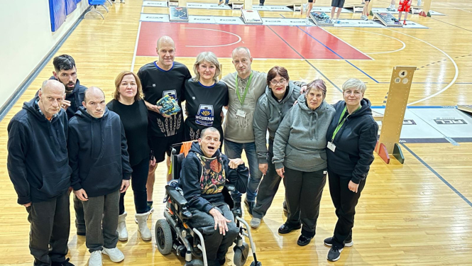 Divi Iestādes darbinieki , kas ir sacensību dalībnieki kopā ar līdzjūtējiem , darbiniekiem un iedzīvotājiem 