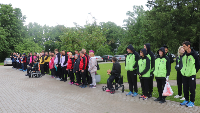 Rūjas kausa dalībnieki pasākuma atklāšanā. Visas komandas stāv rindā.