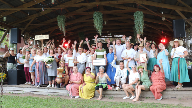 Pirmo trīs vietu ieguvušās komandas kopbildē uz skatuves