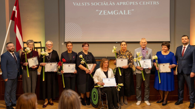 Apbalvojumu saņēmušo VSAC Zemgale darbinieku kopbilde ar valsts sekretāru un labklājības ministru