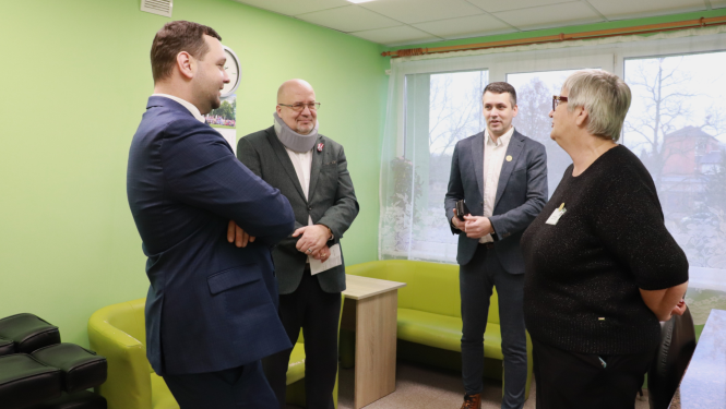 Ministrs sarunājas ar iestādes direktoru un filiāles Valka vadītāju