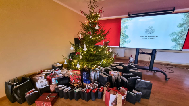 Dāvanas zem Ziemassvētku egles