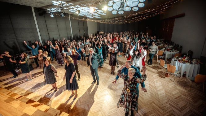 Pasākuma dalībnieki dejo