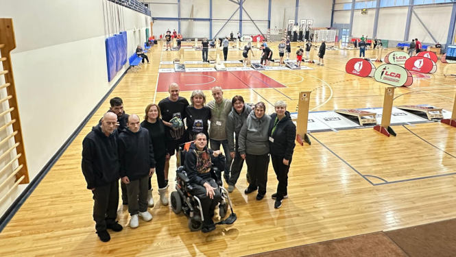 Divi iestādes darbinieki, kuri piedalās sacensībās kopā ar līdzjūtējiem