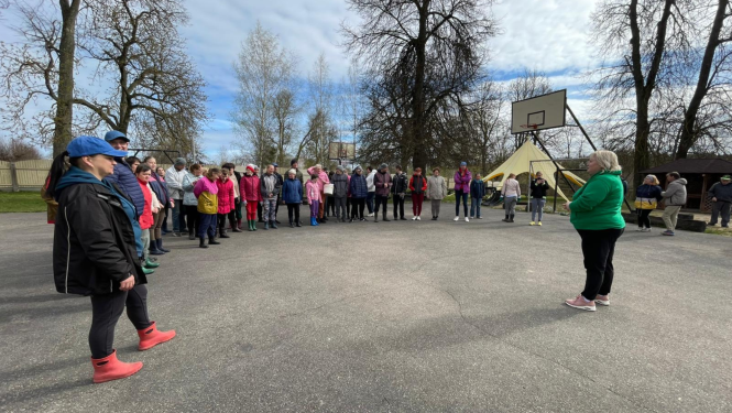 Talcinieki sapulcējušies, lai sāktu teritorijas uzkopšanas darbus