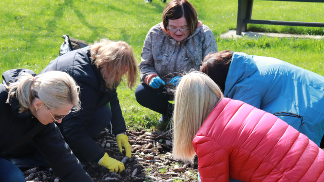 Talkas diena. Tiek sakopta filiāles apkārtne. Darbinieki ravē sajūtu taku