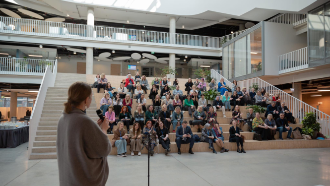 Latvijas Universitātes zāle. Pilnas skatītāju rindas klausās lektorā