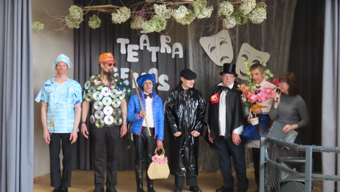 Teātra dienas skatuve uz kuras stāv tās dalībnieki košakos tērpos