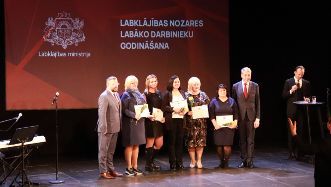 Labklājības ministrijas nozares labāko darbinieku godināšanas pasākums. Uz skatuves Labklājības ministrs Uldis Augulis, Valsts sekretārs Ingus Alliks un pieci VSAC "Zemgale" darbinieki.