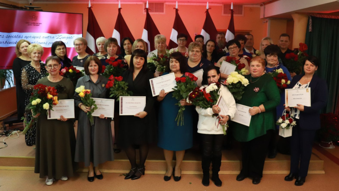 Kopbildē visi pateicības, atzinības rakstu un apbalvojuma "Zelta kolēģis" saņēmēji
