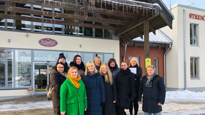 Cilvēki pie Strenču slimnīcas