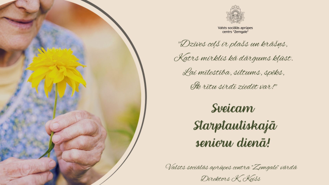 Gaišas krāsas apsveikums Starptautiskajā senioru dienā ar attēlu, kurā kundze cienījamā vecumā tur skaistu dzeltenu ziedu