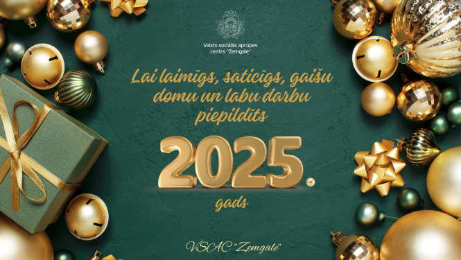 Apsveikums 2025.gadā. Gar sāniem egles bumbas, rotājumi, dāvanas zaļā un zelta krāsās. Teksts - Lai laimīgs, saticīgs, saišu domu un labu darbu piepildīts 2025.gads.