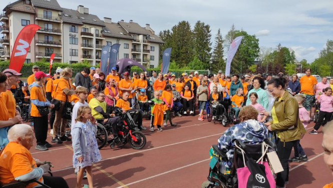 Parasporta dienas dalībnieku kopbilde stadionā