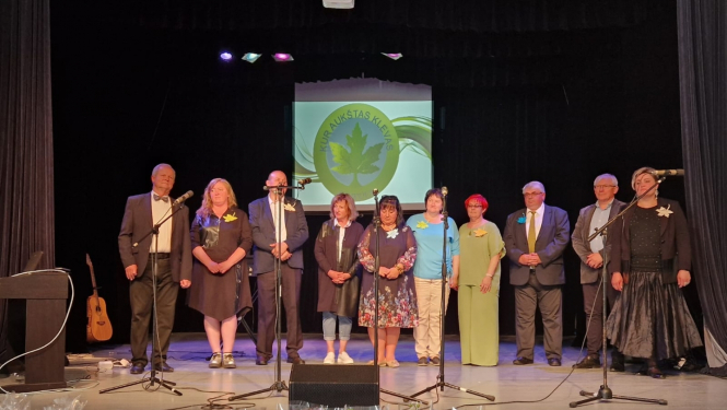 kur_augšas_klevas_pasakums