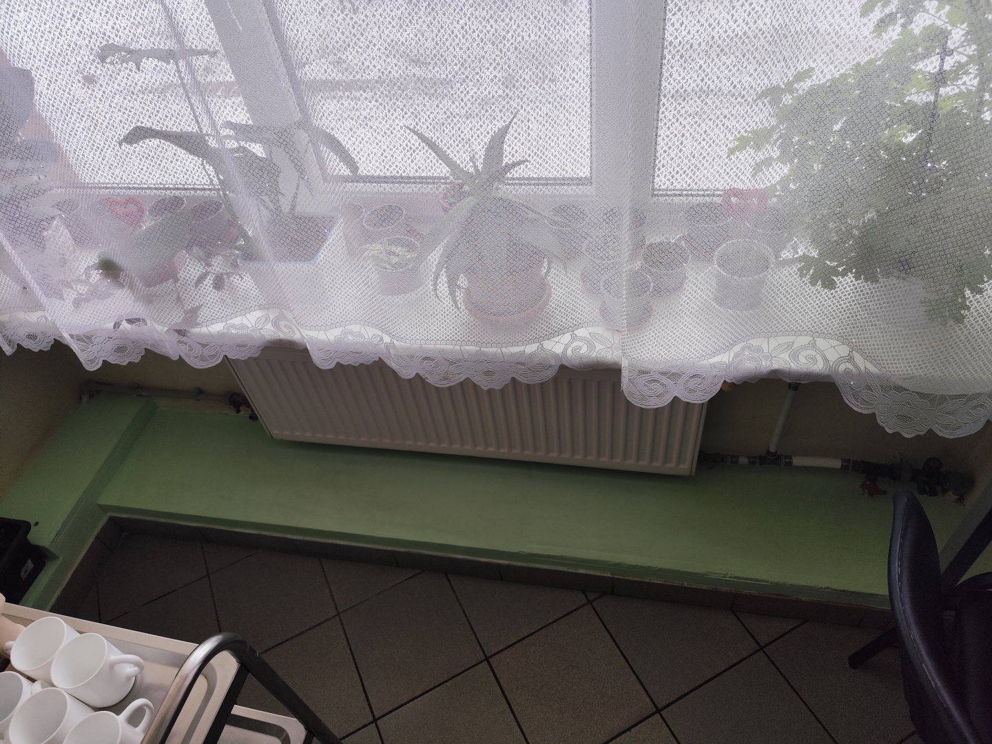 Apmale uz ēdamzāles grīdas ar izlabotu caurumu