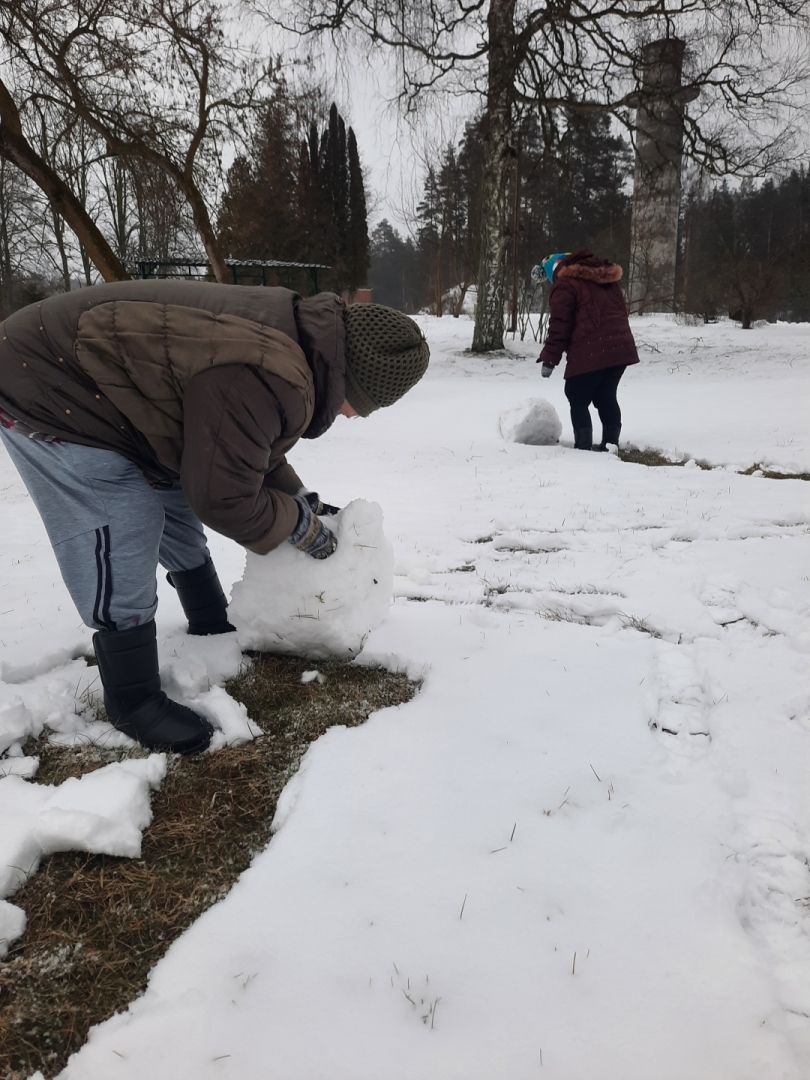 Klients veļ sniega piku.