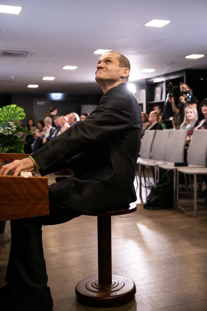 Klavieres spēlē Jānis Dūda