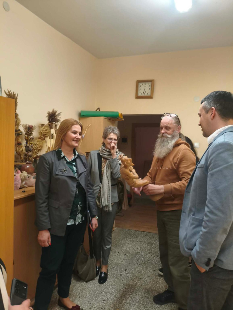 Četri cilvēki sarunājas. Gan Latvijas, gan Lietuvas pārstāvji.