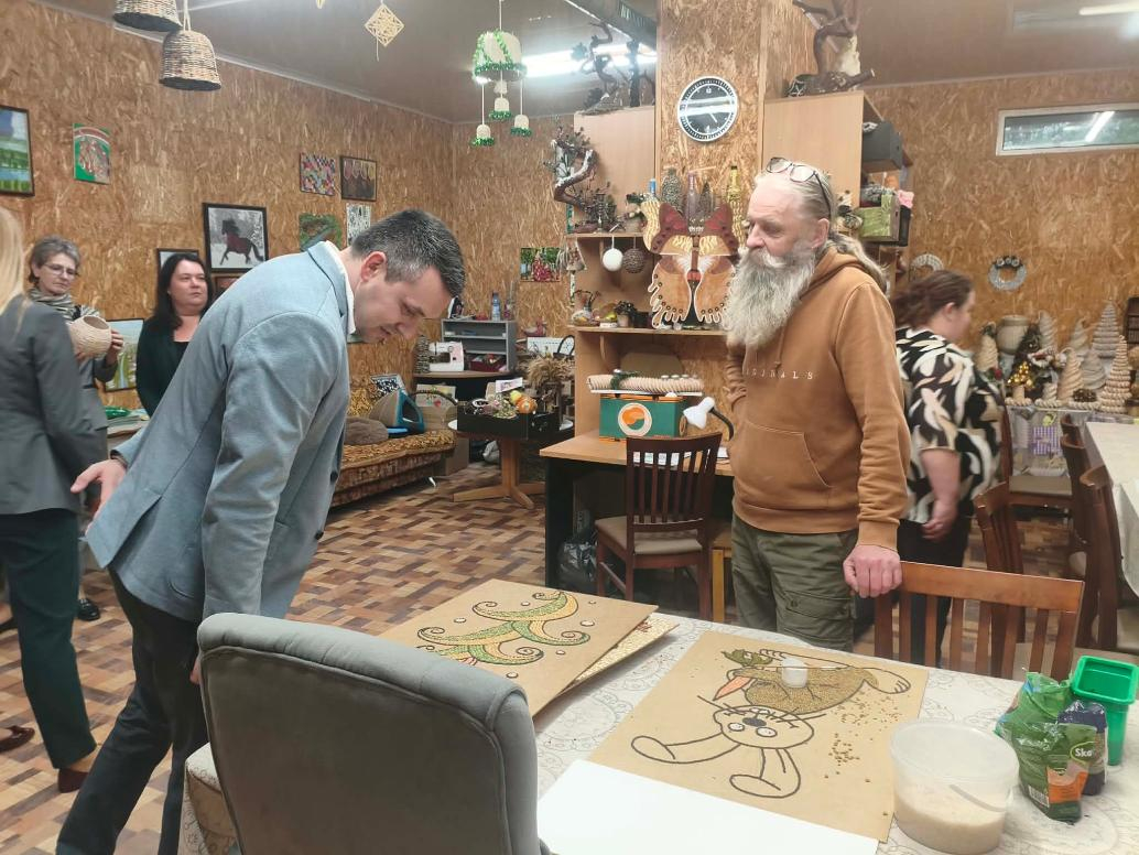 Lietuvas darbinieks iepazīstina ar savu darbnīcu un rokdarbiem