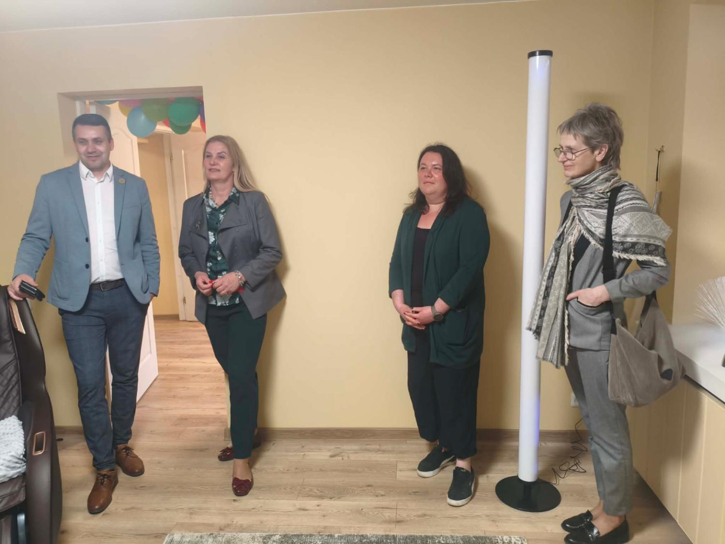 Četri cilvēki sarunājas