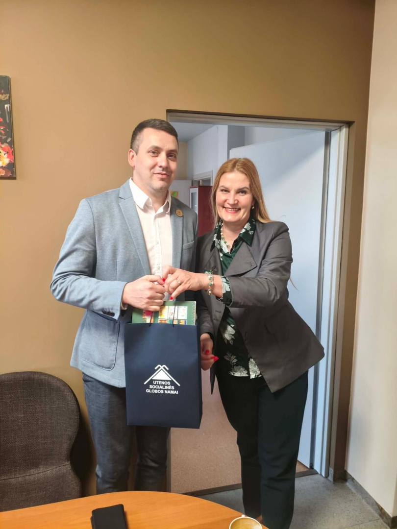 Utenas direktore pasniedz dāvanu VSAC Zemgale direktoram