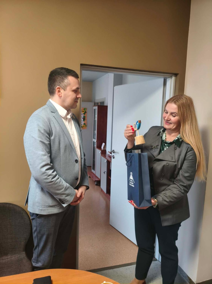 Utenas direktore pasniedz dāvanu VSAC Zemgale direktoram