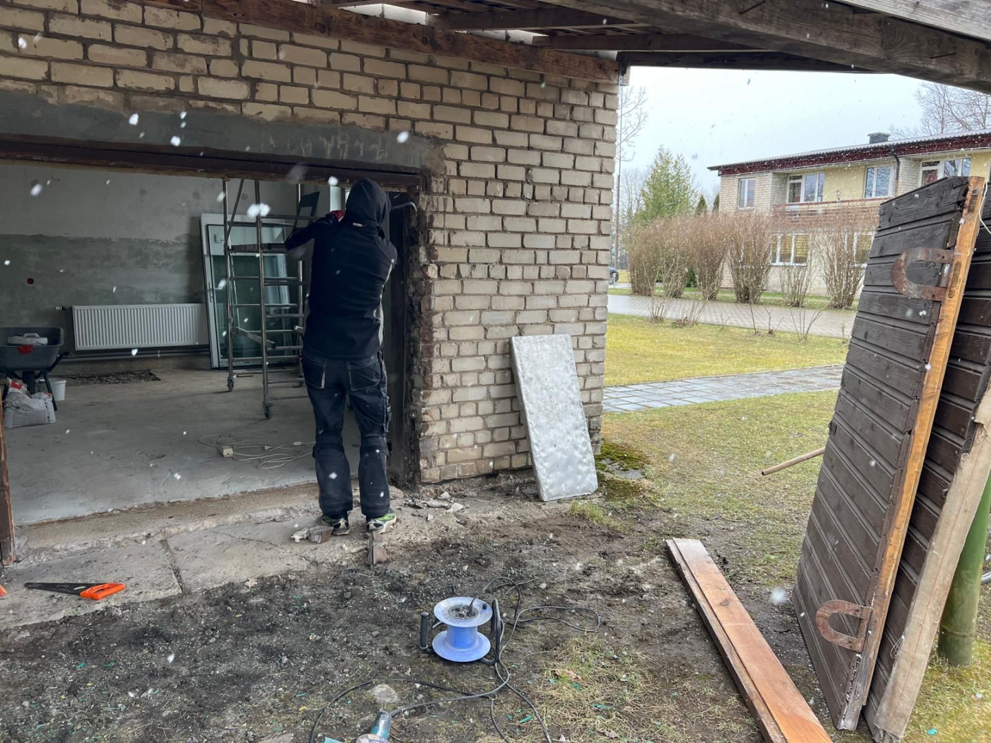 Izlausta durvju aile