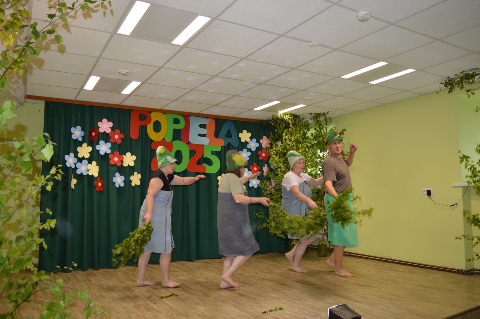 Pasākuma dalībnieki rāda periekšnesumu