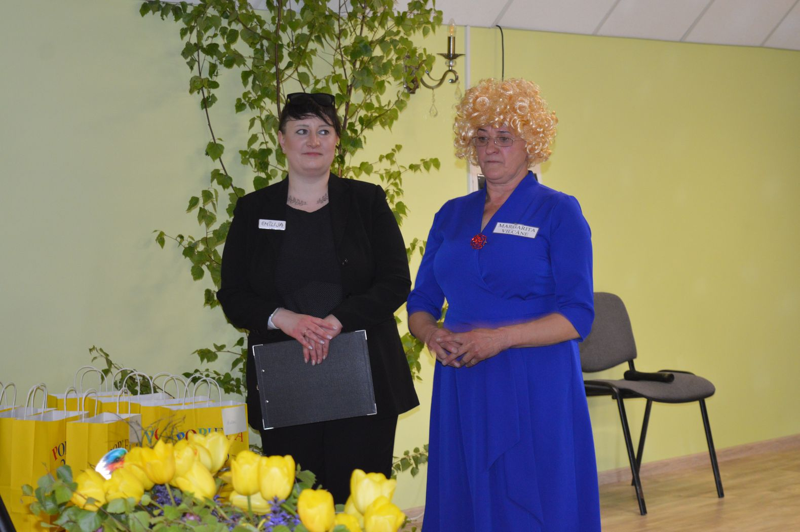 Divas pasākuma vadītājas