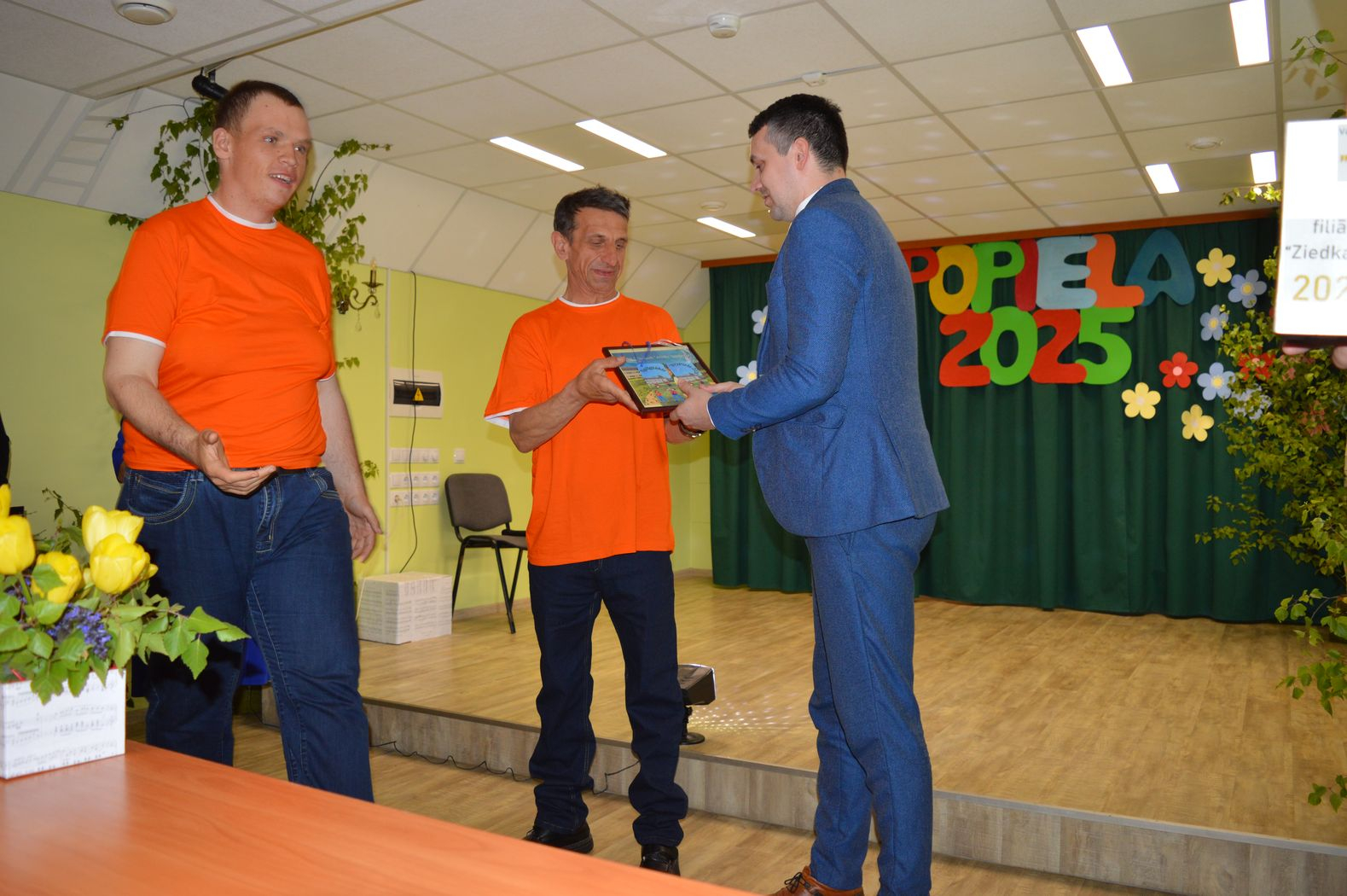 Iestādes direktors Kristaps Keišs pasniedz dalībniekiem pateicības rakstu par dalību pasākumā