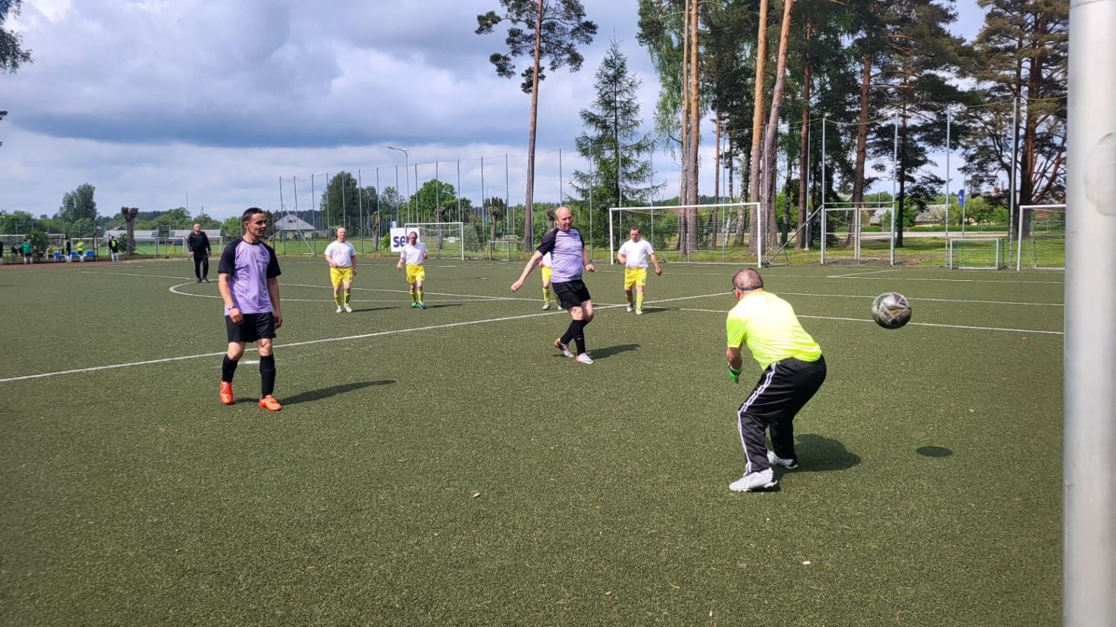 Seni Cup dalībnieki no valsts sociālās aprūpes centra Zemgale spēlē futbolu