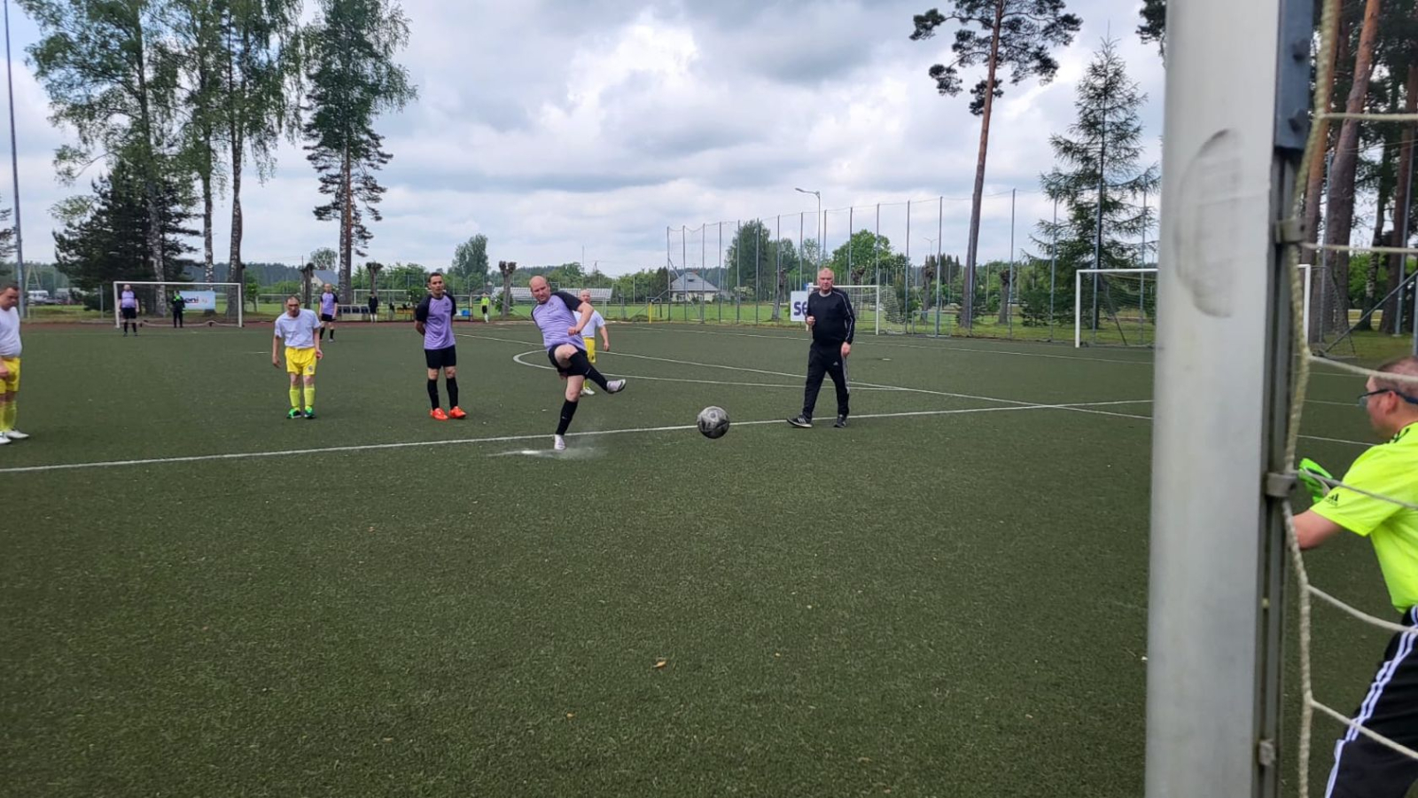 Seni Cup dalībnieki no valsts sociālās aprūpes centra Zemgale spēlē futbolu
