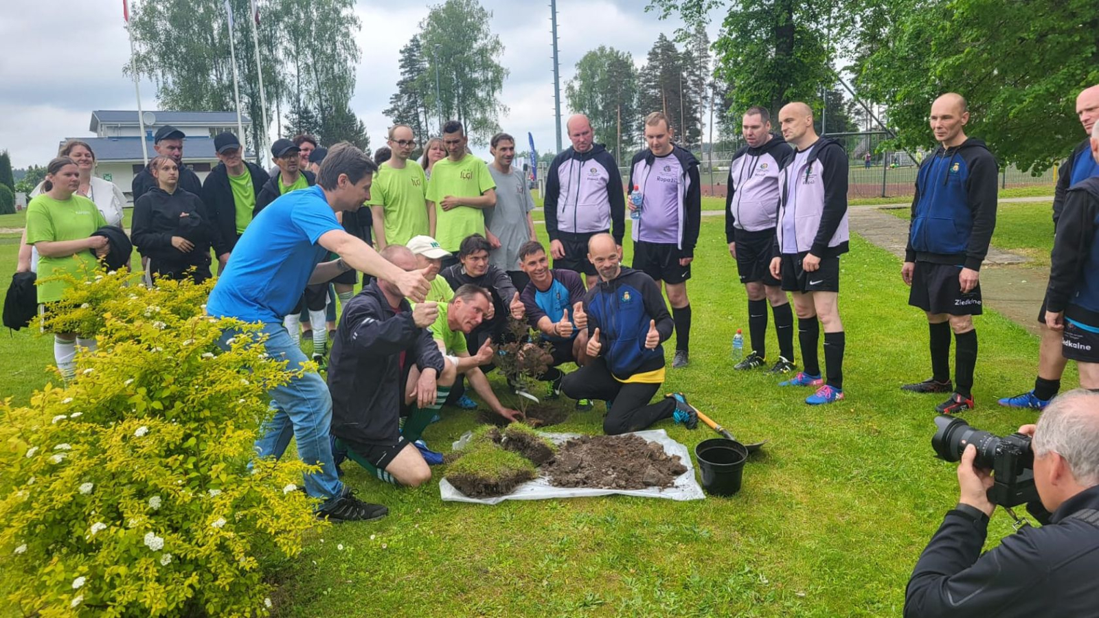 Seni Cup dalībnieki no valsts sociālās aprūpes centra Zemgale stāda koku